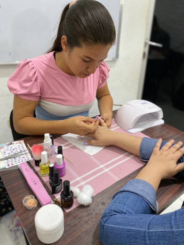 Técnico en Sistema de Uñas - Imagen 3