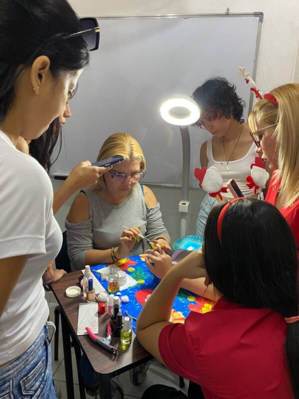 Técnico en Sistema de Uñas - Imagen 4